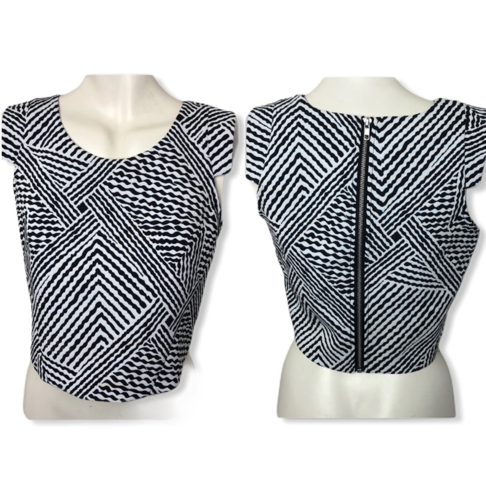Buffalo • Black/White Geo Printed Crop Top Sz S